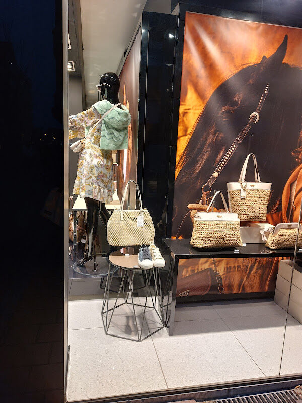 Foto van Guess by NewParisLondres