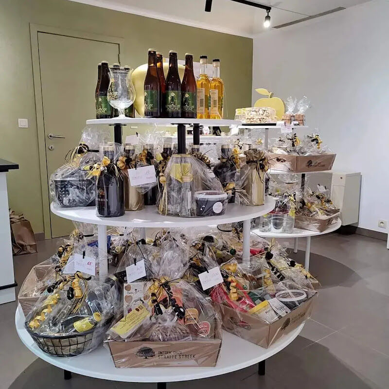 Foto van Morren Bert en Joke: Morren apple gin, geschenkmanden, streekproducten