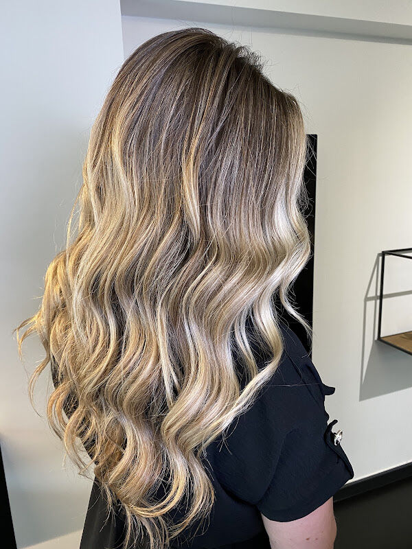 Foto van From Dark To Shine Hair Salon