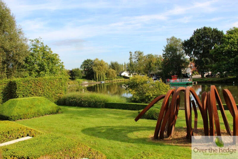 Foto van Over the hedge gardening